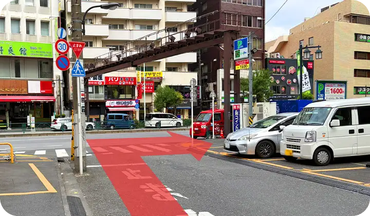 突き当りの職安通りの写真