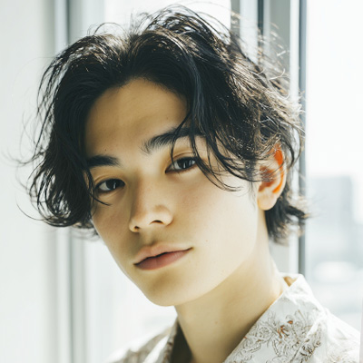 20-30代男性のセンターパートの髪型の写真