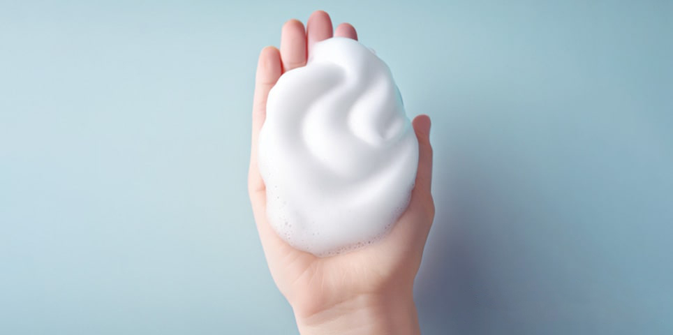 泡立てたシャンプーを手のひらに乗せる写真